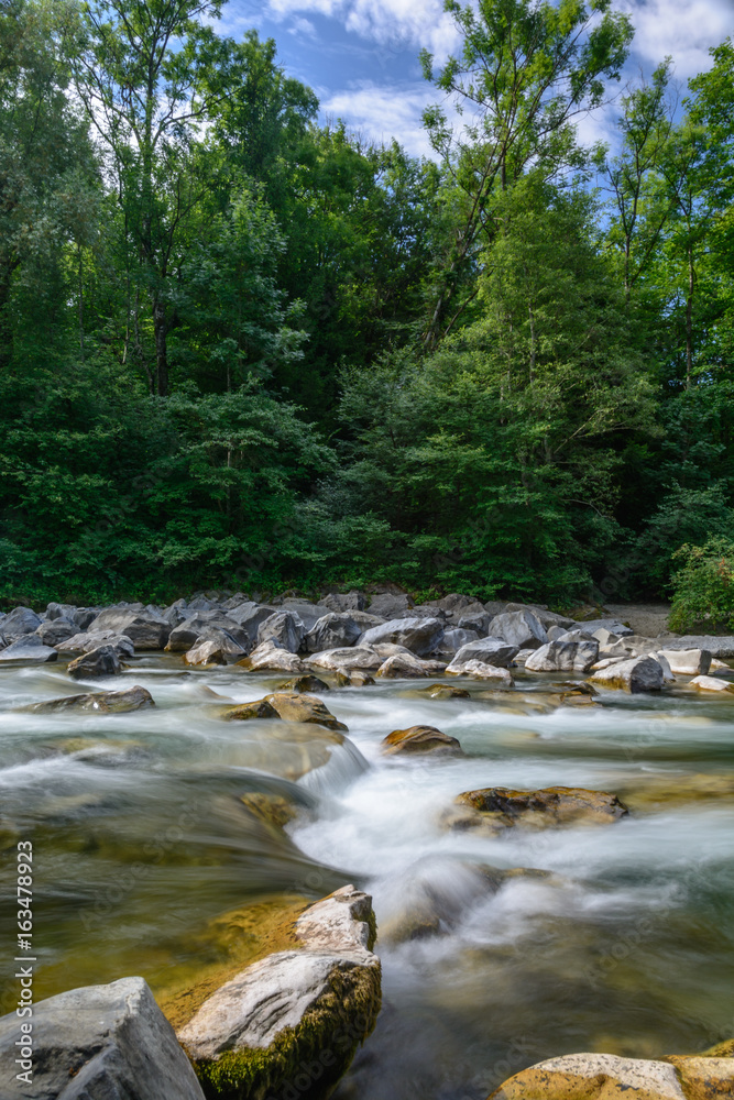 Landschaft mit Wasser im Fluss und Wald Landschaft mit Wasser im Fluss und Wald