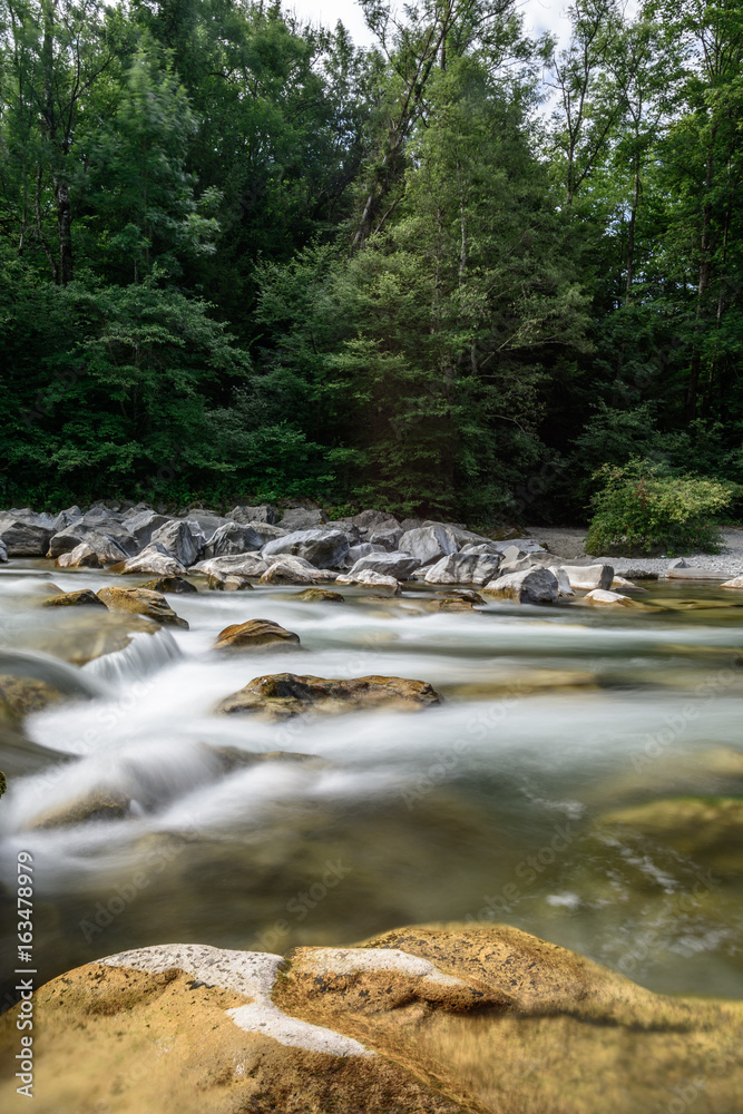 Idylle am Bach - Fliessend Wasser im Fluss Idylle am Bach - Fliessend Wasser im Fluss