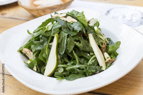 Spinach salad with pear and almond