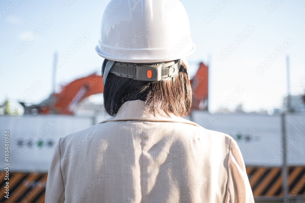 工事現場にいる女性作業員 Stock Photo Adobe Stock