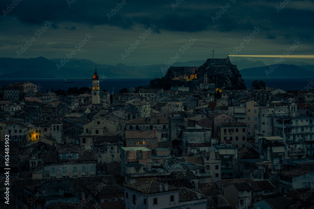 Korfu Stadt in der Nacht