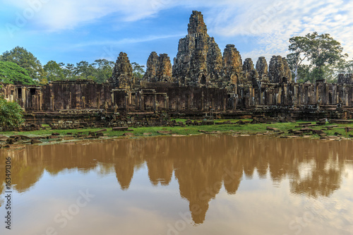 Bayon Tempel mit Spiegelung, Angkor in Kambodscha
