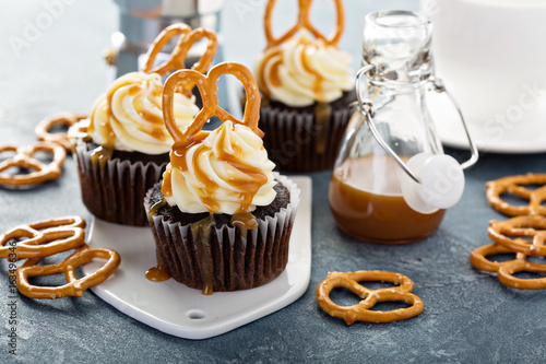 Salted caramel cupcakes with pretzels photo