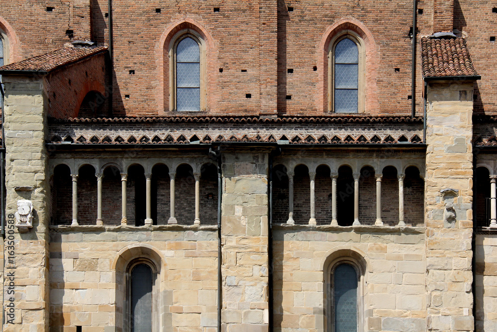 Duomo di Piacenza; loggette sul fianco sud-ovest