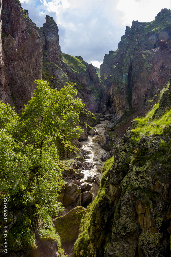 Горный пейзаж. Высокие скалы в живописном ущелье, красивый вид на горы. Дикая природа Северного Кавказа