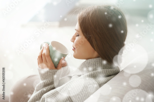Beautiful young woman drink...