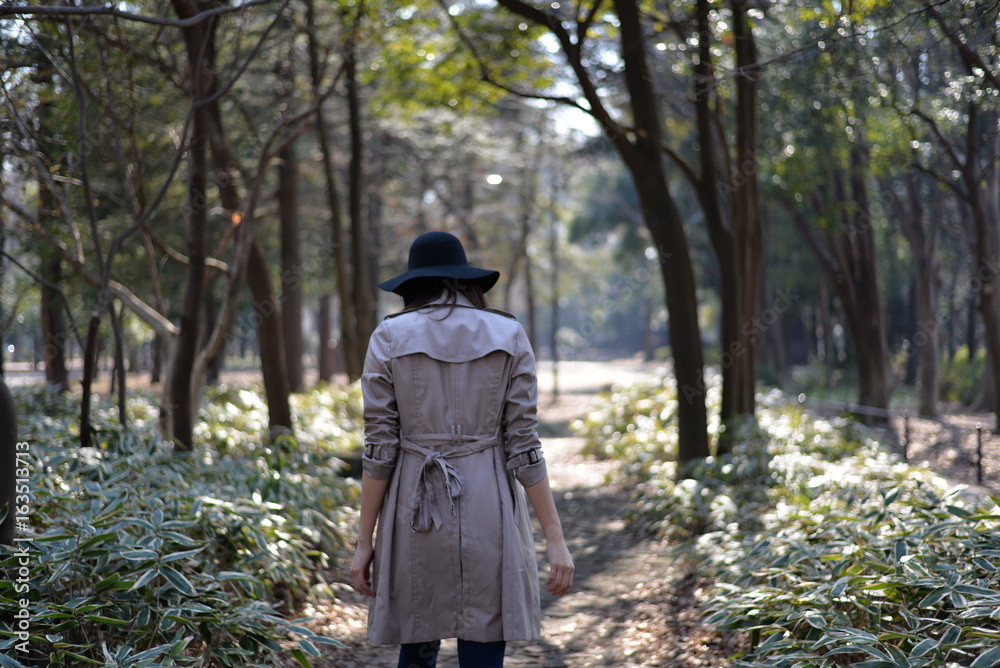森を散歩する女性