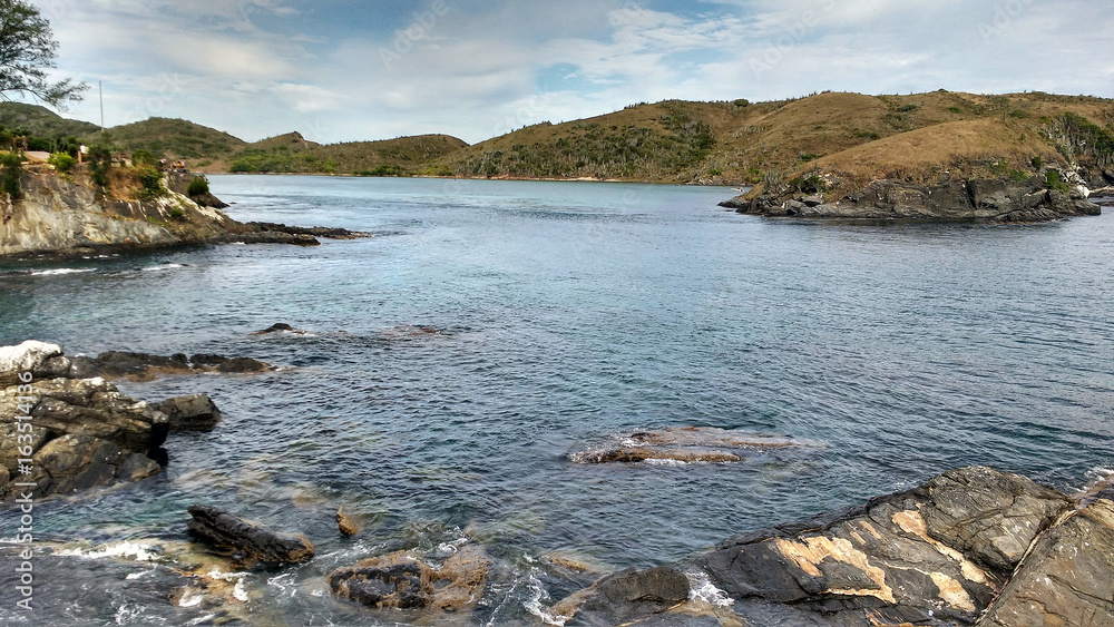Fototapeta premium Praia do forte águas claras e rochas