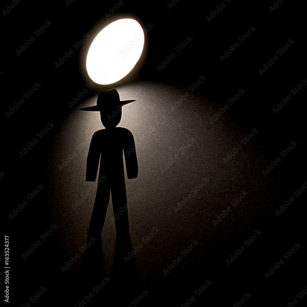 Sylwetka mężczyzny w kapeluszu na tle jasnego światła - obrazy, fototapety, plakaty 