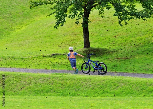 公園で自転車に乗って遊ぶ男の子