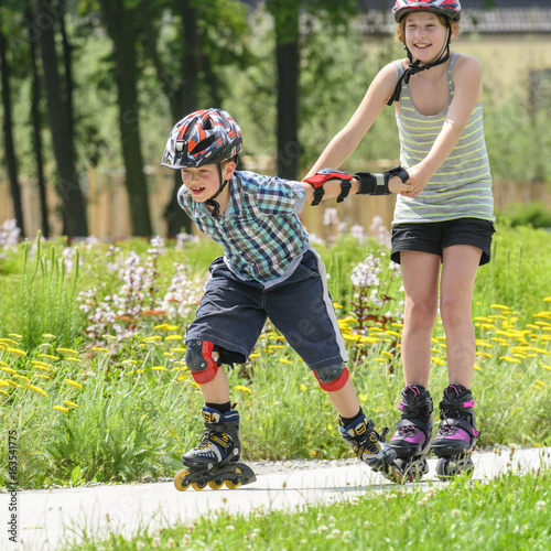 Kids haben Spaß auf Inline-Skates
