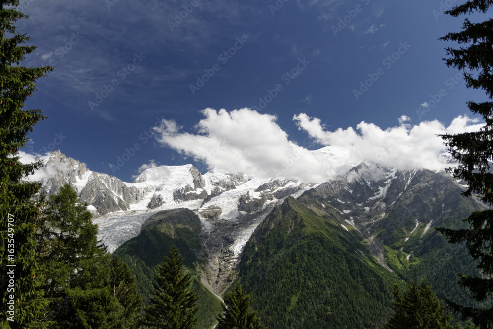 Massif du Mont-Blanc dans les nuages...