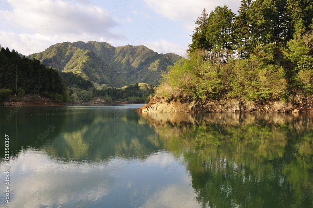 春の穏やかな湖