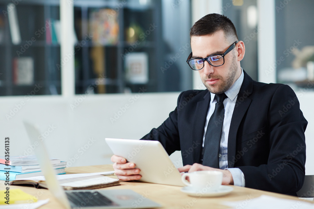 Serious ceo concentrating on reading online data