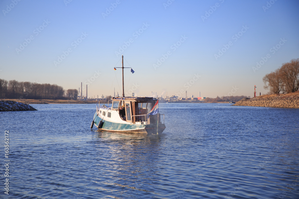 Fototapeta premium Boot auf einem Fluß 13
