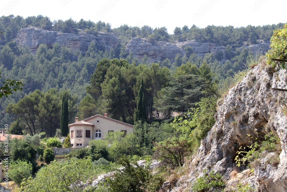 Le village de Fontaine de Vaucluse en Provence et la source de la Sorgue
