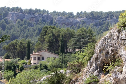 Wallpaper Mural Le village de Fontaine de Vaucluse en Provence et la source de la Sorgue Torontodigital.ca