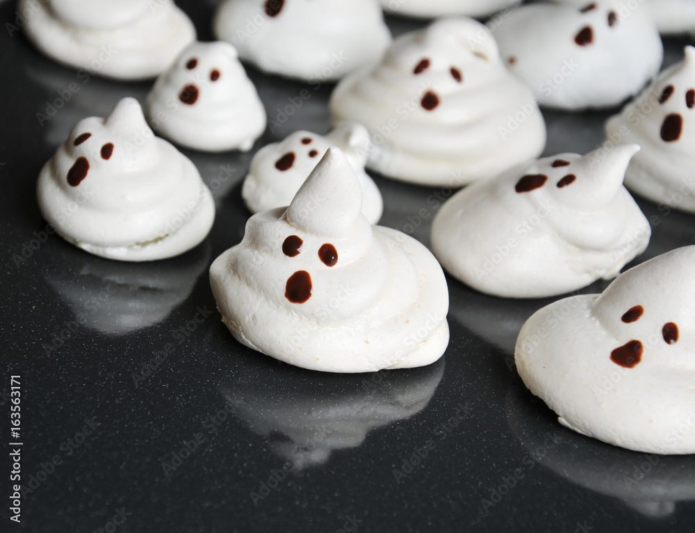 Obraz premium Halloween meringue ghost cake - fun food idea for kids party