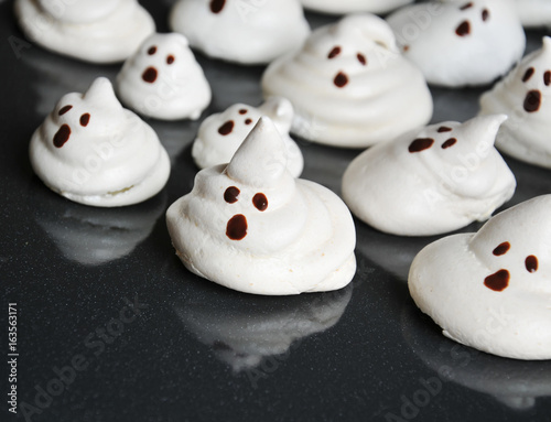 Halloween meringue ghost cake - fun food idea for kids party