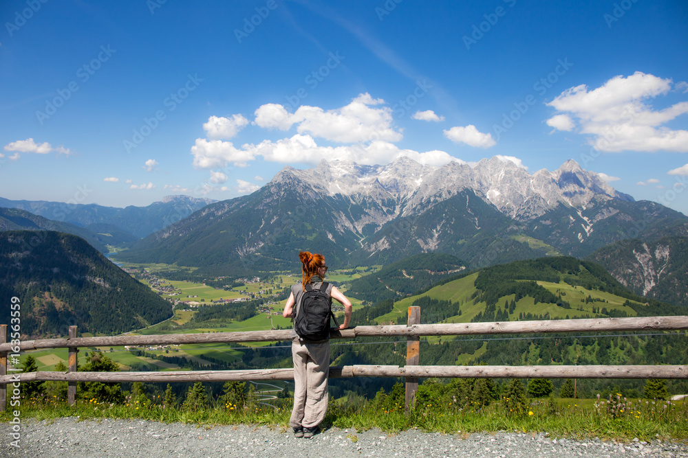 eine Frau wandert in den Tiroler Alpen