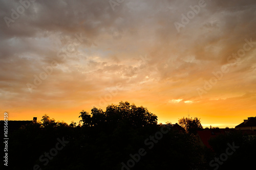 Fototapeta Naklejka Na Ścianę i Meble -  Zachód słońca nad dachami domów