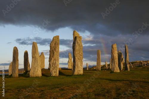 Regenbogen über den Callansih Standing stones, Äußere Hebriden