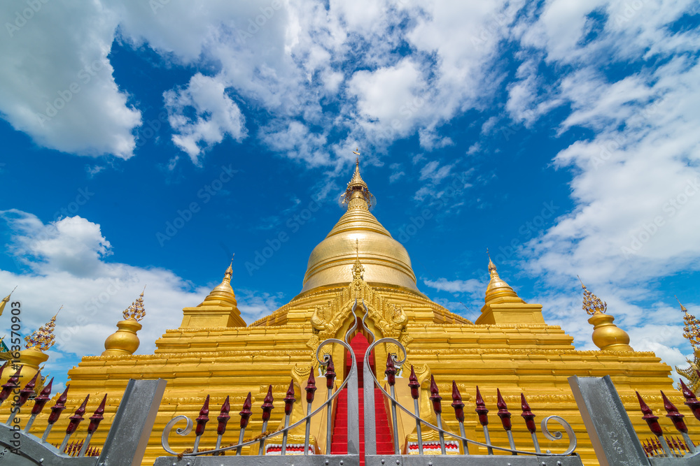 Naklejka premium Kuthodaw Golden Pagoda Mandalay Myanmar Burma