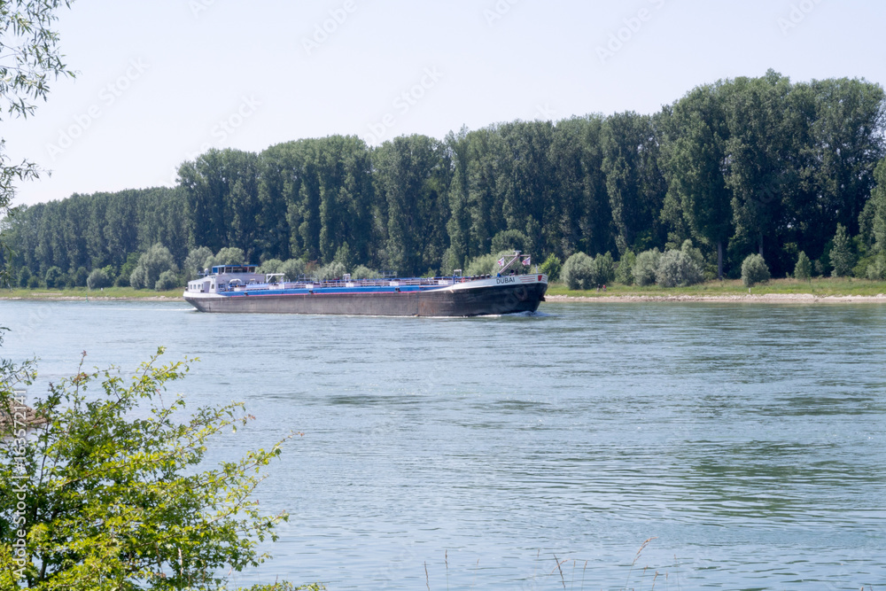 Lastschiff auf dem Rhein