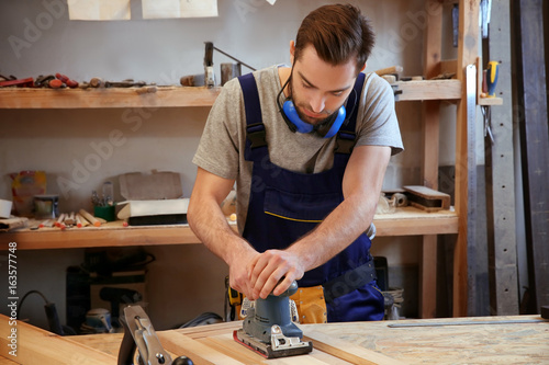 Carpenter with electric san...