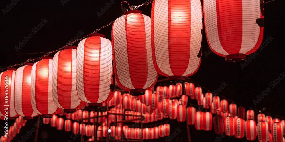 Naklejka premium Oświetlone japońskie czerwone lampiony festiwalu letnie lampiony festiwalu