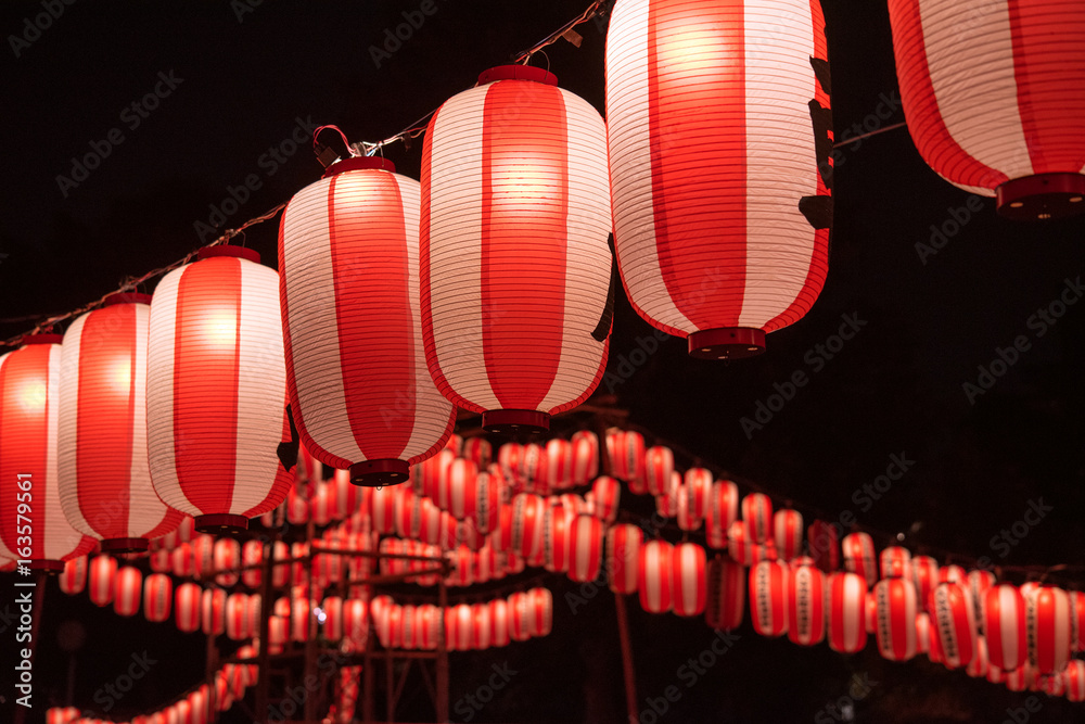 Obraz premium Latarnie japońskie festiwalu latarnie w nocy Latarnie festiwalu letnich