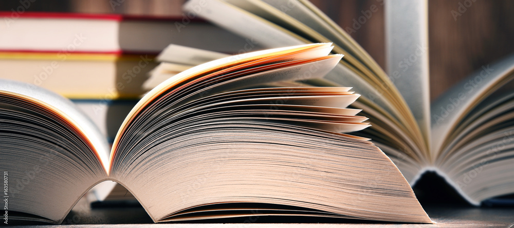 Obraz premium Composition with open book on the table