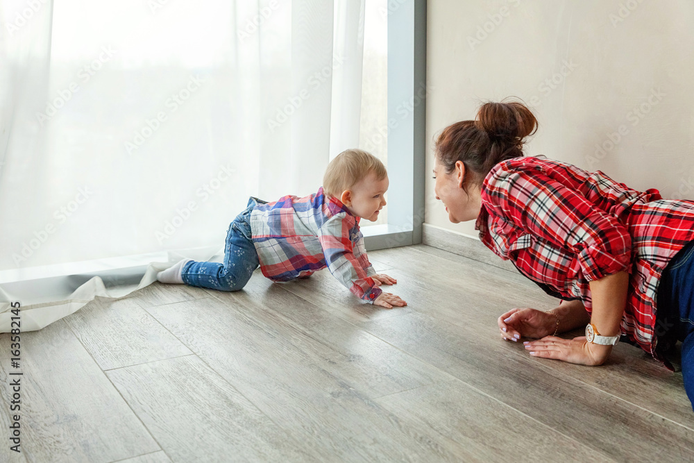 Young mother playing with her child - obrazy, fototapety, plakaty 