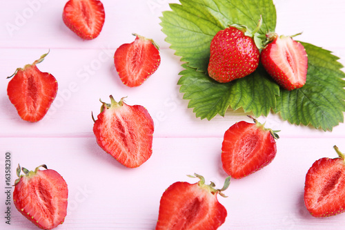 Fototapeta Naklejka Na Ścianę i Meble -  Fresh strawberries on pink wooden table