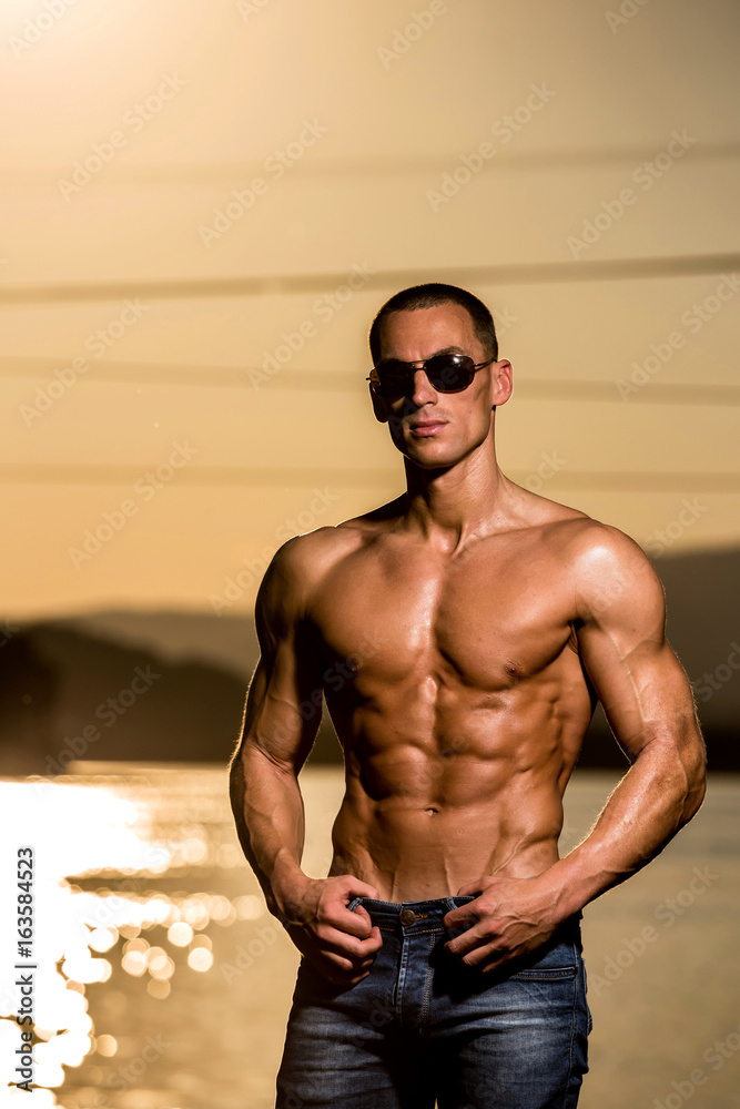 Obraz premium fitness muscular male model