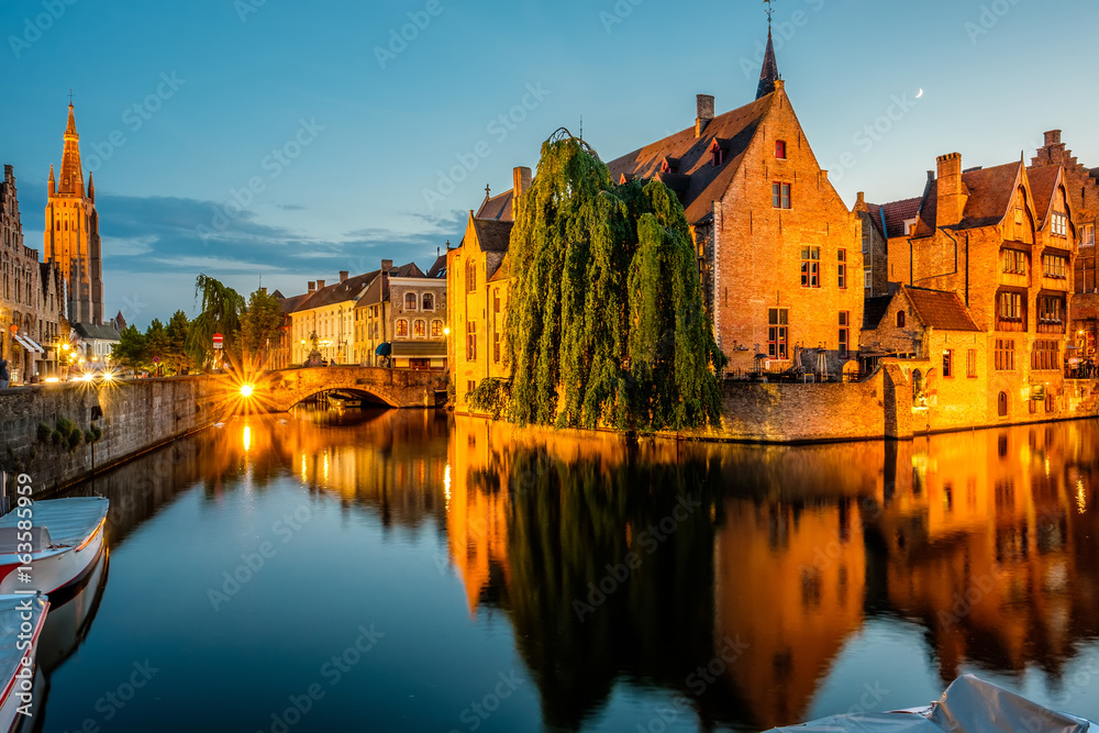 Obraz premium Bruges (Brugge) cityscape with water canal at night