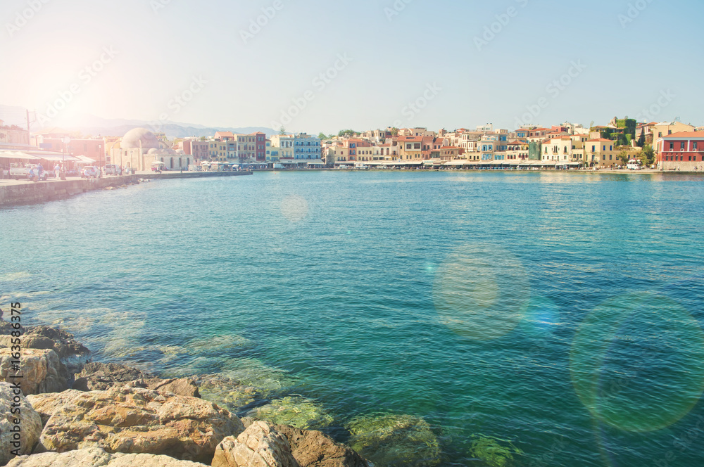 Obraz na plátně sun shining on old city of Chania