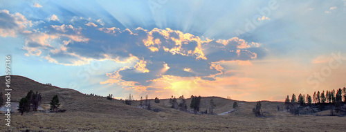 Tela Sunbeams and sunrays through sunset clouds in the Hayden Valley in Yellowstone N