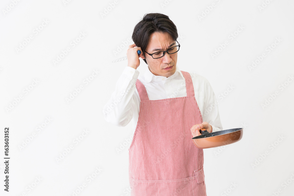 エプロン姿のミドル男性 考える Stock Photo Adobe Stock