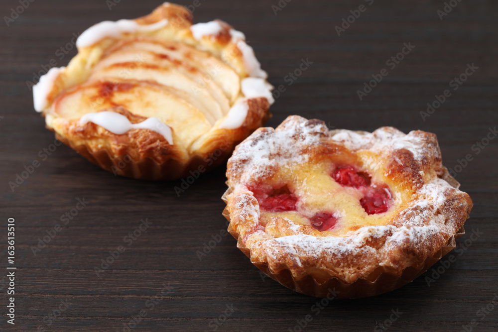 木のテーブルにのせたアップルパイとサワーチェリーのタルト ケーキ お菓子 木のテーブルにのせたアップルパイとサワーチェリーのタルト ケーキ お菓子