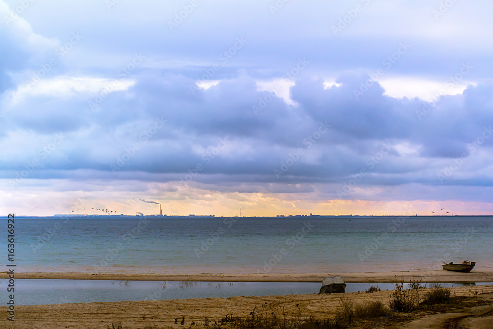 Coast of the sea, horizon line and storm clouds in the sky