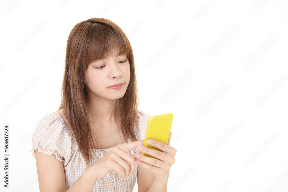 スマートフォンを持つ女性 スマートフォンを持つ女性