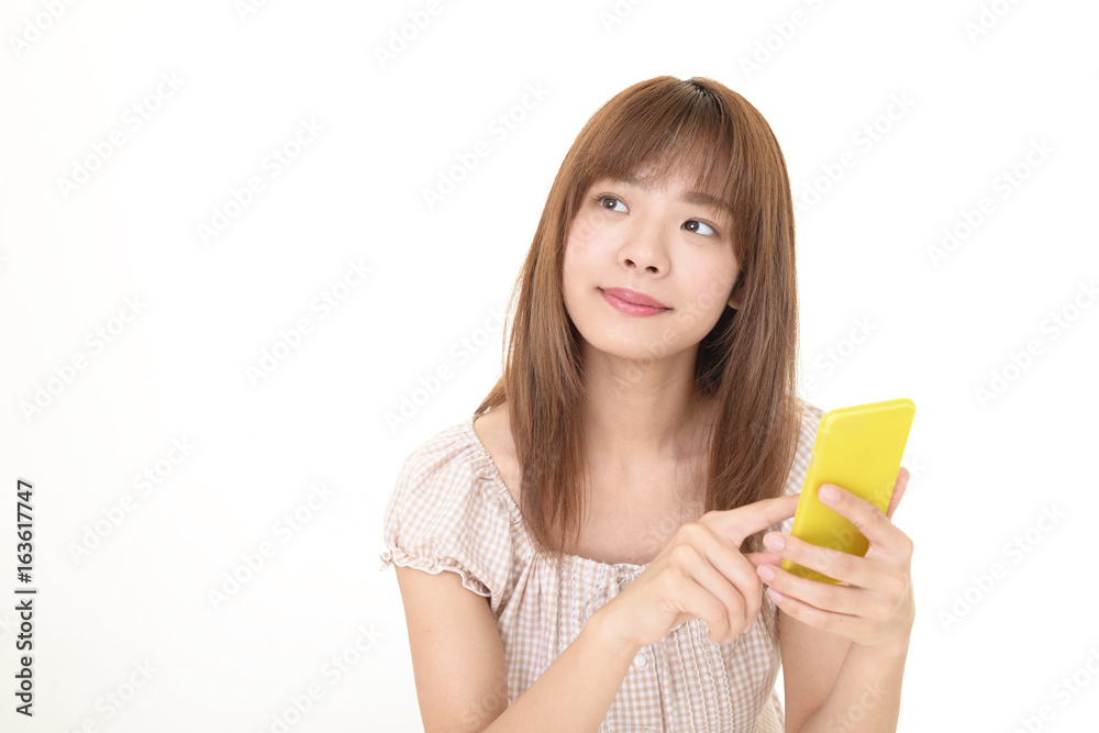 スマートフォンを持つ女性 スマートフォンを持つ女性
