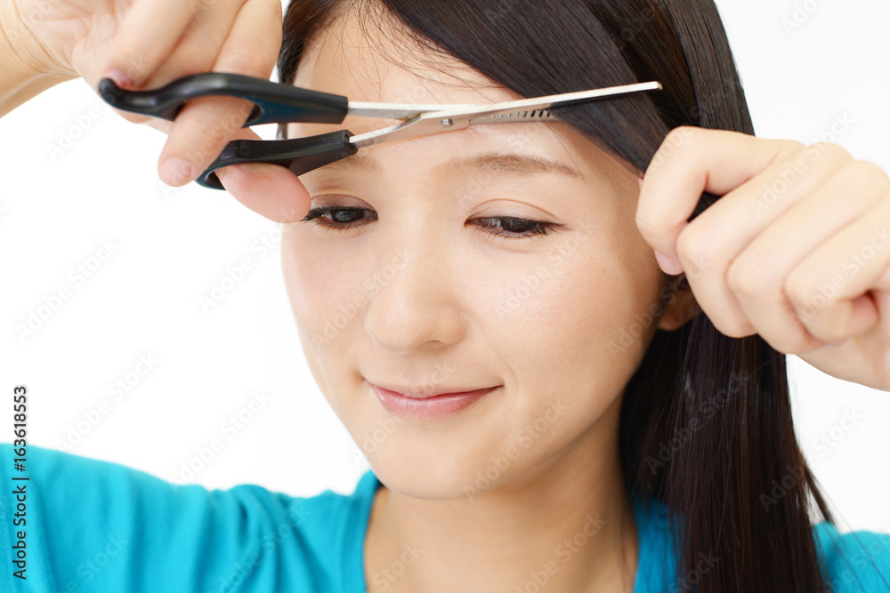 Obraz premium ヘアカットをする女性