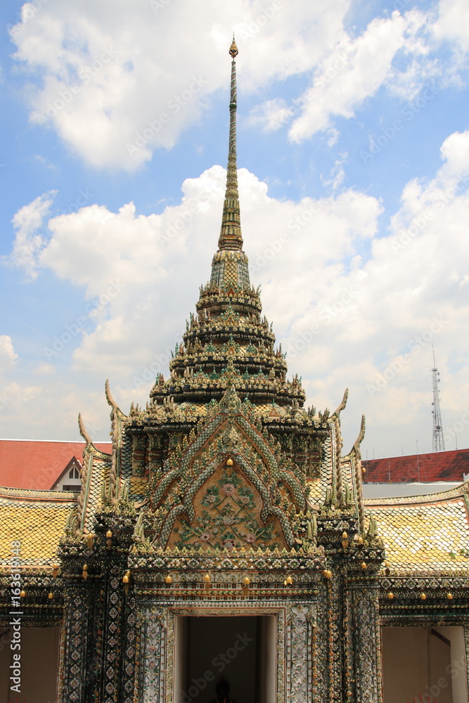Fototapeta premium wat arun pagoda. Pagoda with detail decoration The temple of sun rise near Choapraya river, Bangkok, Thailand.