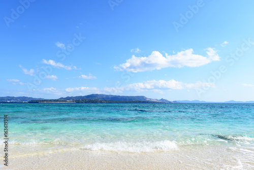 沖縄の青い海とさわやかな空 © Liza5450