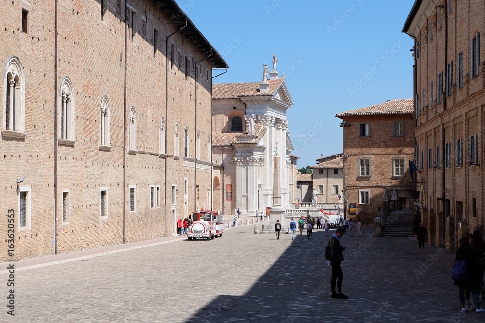 Urbino, Piazza Rinascimento in Richtung Piazza Duca Federico mit Dom