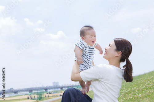 Obraz na płótnie 笑顔の女性と赤ちゃん w salonie