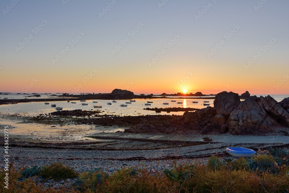 Coucher du soleil sur la côte bretonne dans le Trégor à Plougrescant