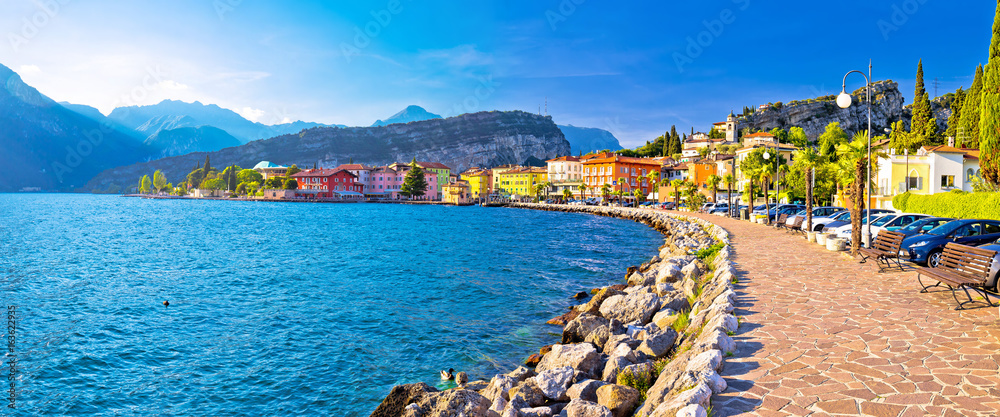 Obraz premium Lago di Garba town of Torbole panoramic view